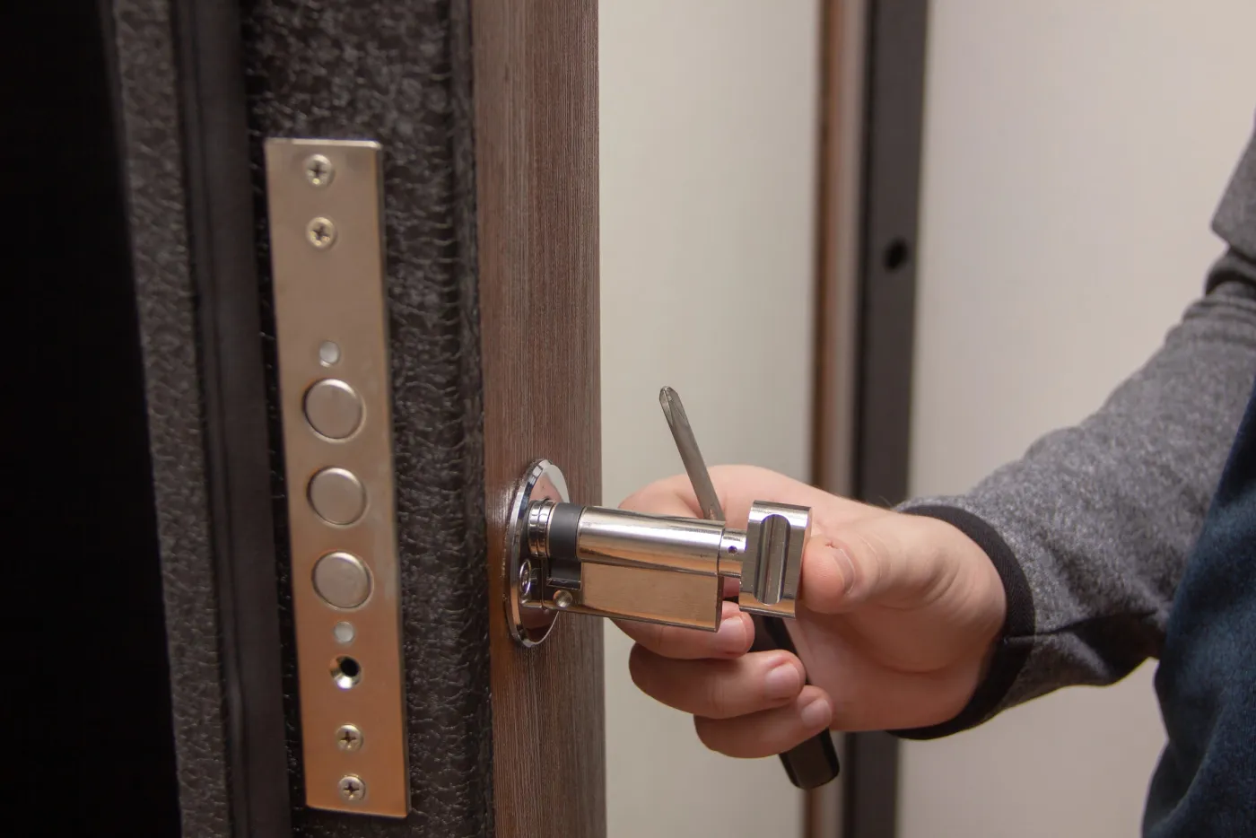 Serrurier professionnel intervenant sur une porte dans un quartier d'affaires de Paris